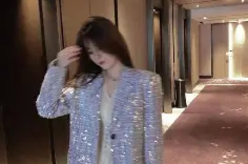 李嘉欣许晋亨合体看演唱会夫妻俩手牵手好甜55岁状态超好